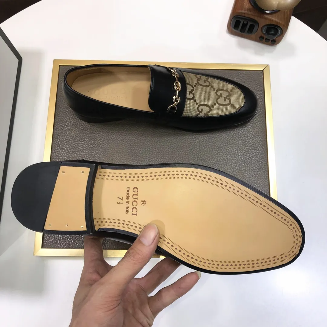 Factory batch 500💰Italy’s top luxury men’s shoe giant (GUCCI) (Gucci) (full cowhide lining) new arrival🍃Original European style🔰 Pleasant to the eye😍In order to make the shoes more durable and non-deformable🌀The production continues to follow traditional methods but there is still no lack of innovation💪The original sheepskin is selected for the leather♻️Smooth, natural and extra bright⭐Made of imported cowhide The rich man’s first choice 38-45 (45 customized)